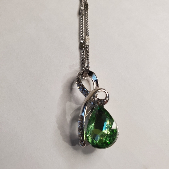 White gold tone necklace w/ green crystal cry1 - Picture 4 of 5